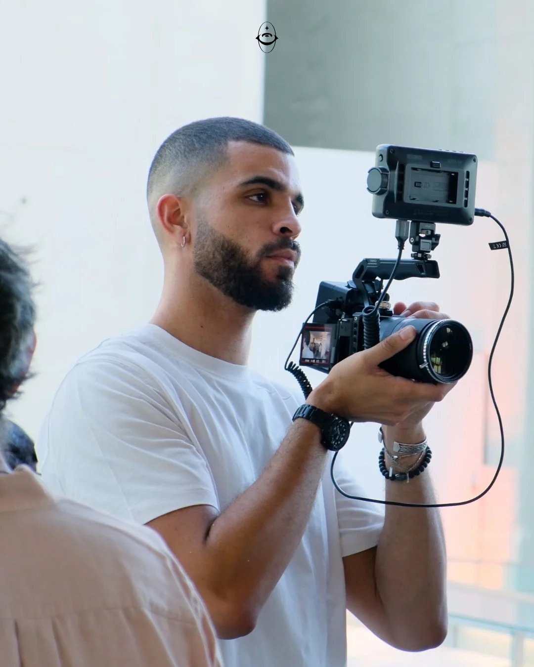 Antoine Bouvier, caméra à l'épaule sur un tournage