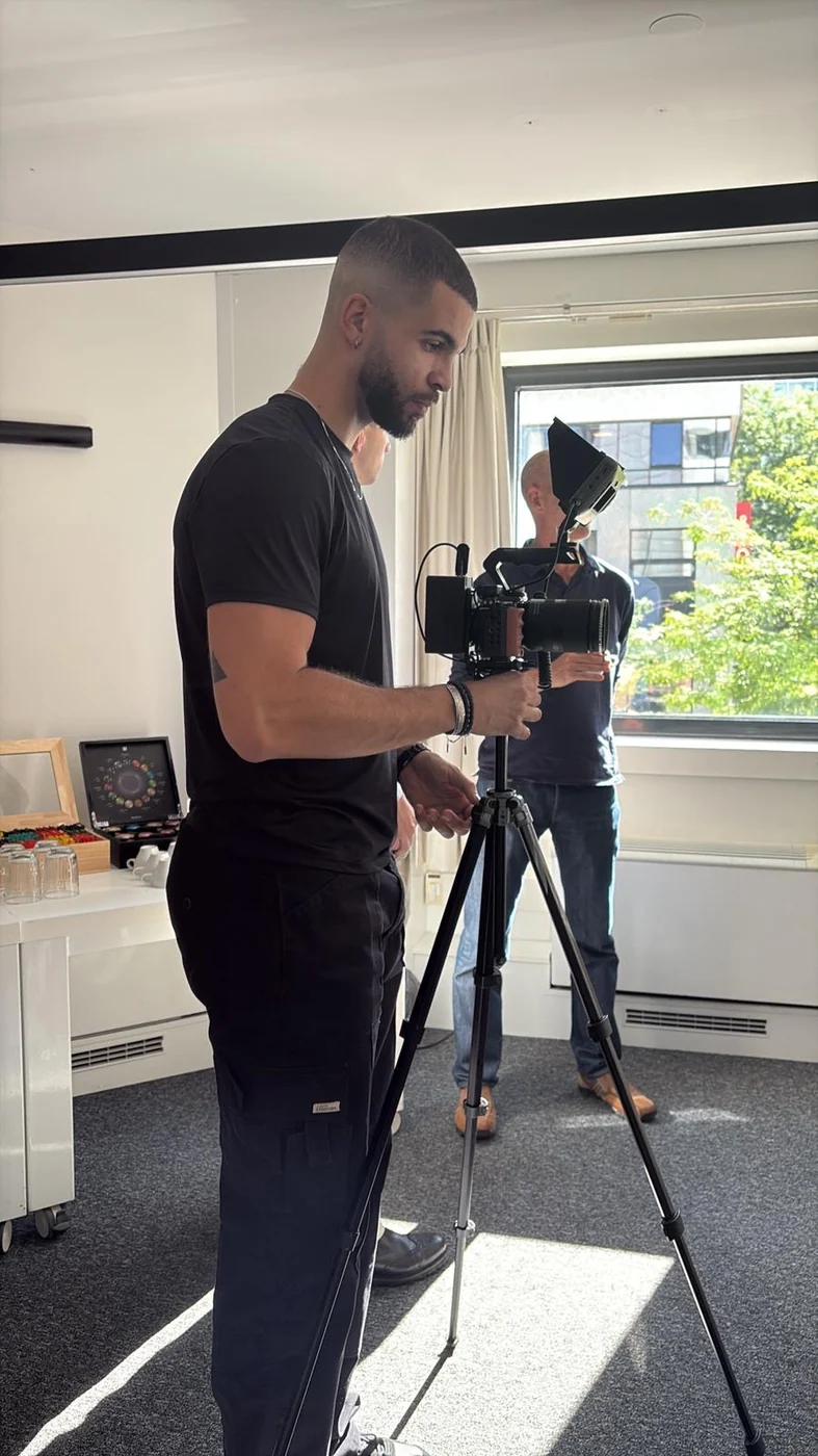 Antoine Bouvier au trépied sur un tournage en showroom