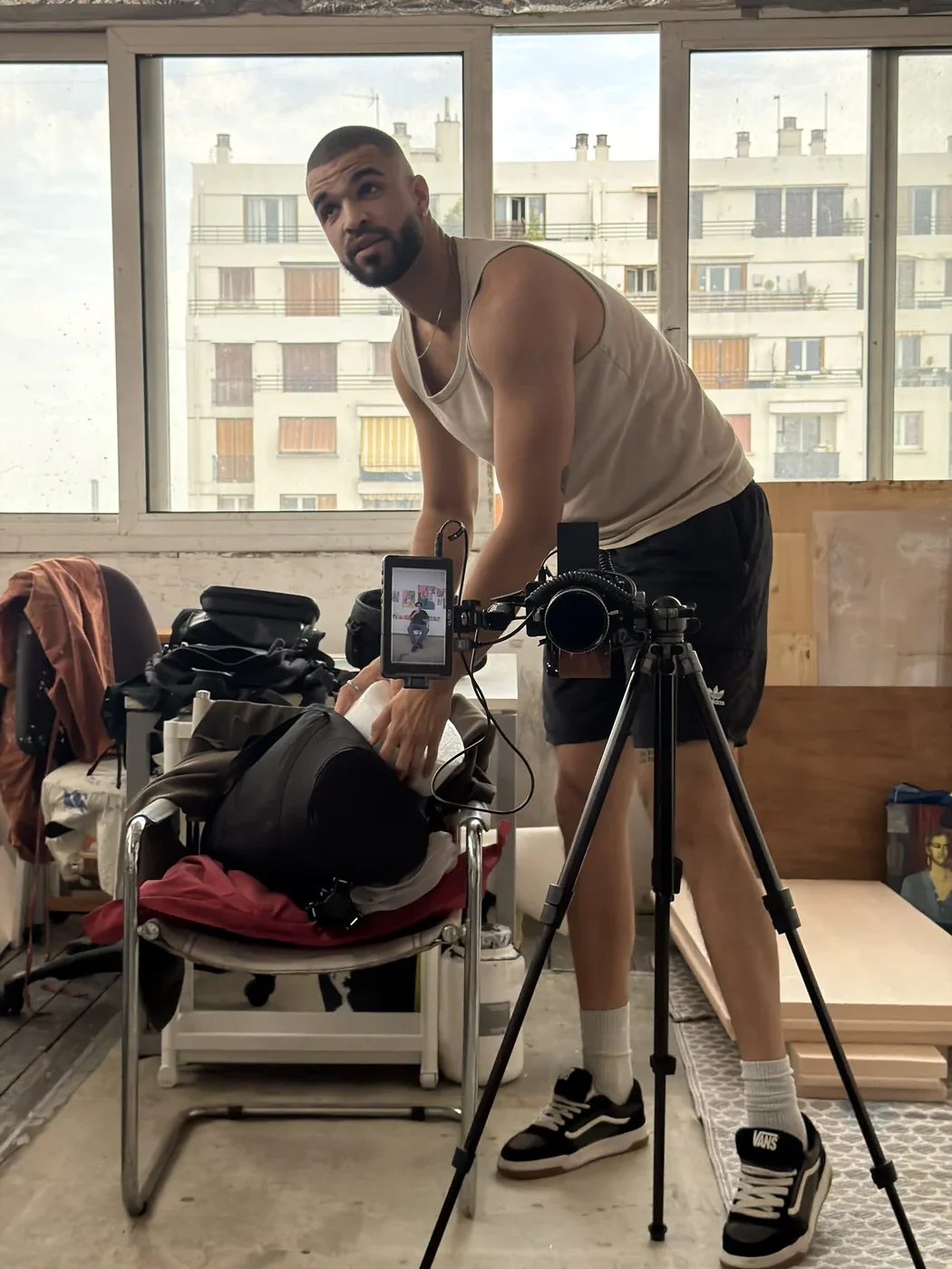 Antoine Bouvier réglant le cadre sur un tournage en atelier